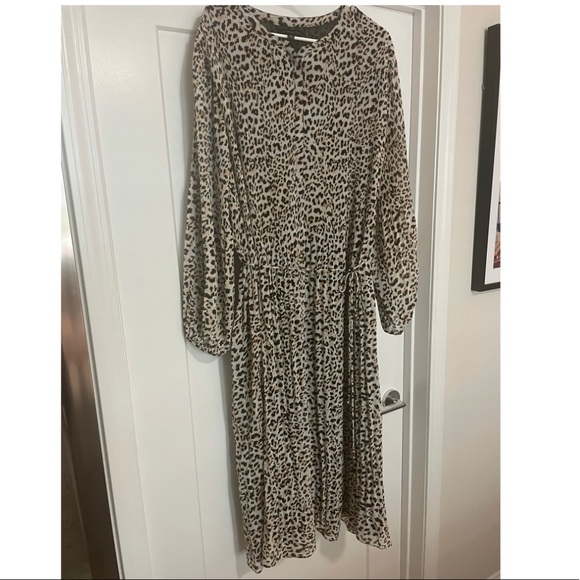Banana Republic Dresses & Skirts - Banana Republic Leopard Print Midi Length Dress